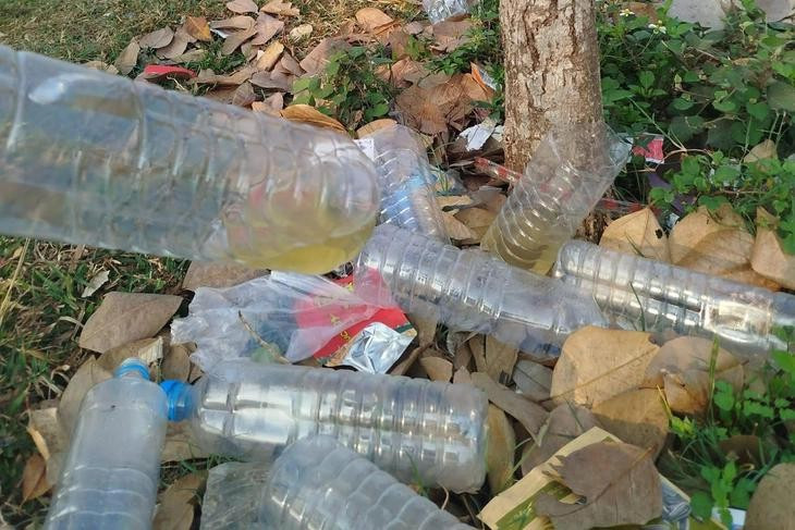 Những chai nhựa rỗng từng chứa “Nậm thoong” bị vứt bỏ trên các ngõ ngách